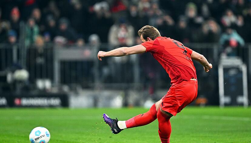 Harry Kane verwandelt Elfmeter Nummer 28 zum 1:0 gegen Bremen.