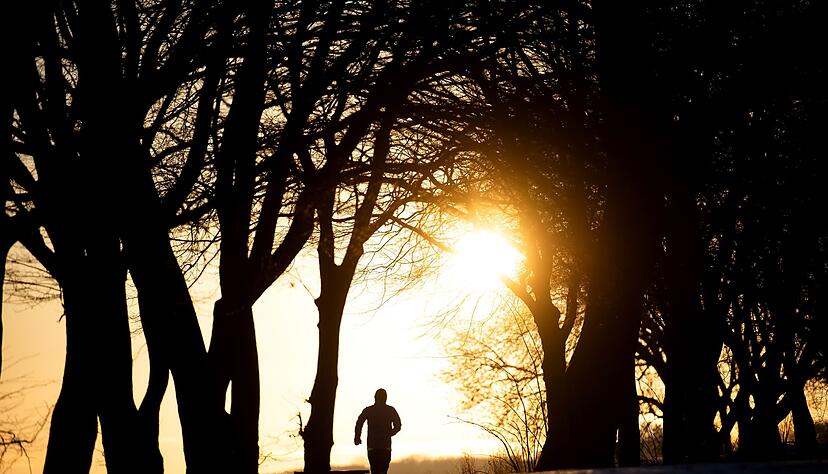 Dem seelischen und körperlichen Schmerz davonlaufen? Nein, sondern: Bewegung kann dabei helfen, ihn quasi «abfließen» zu lassen, so Experten. Dem seelischen und körperlichen Schmerz davonlaufen? Nein, sondern: Bewegung kann dabei helfen, ihn quasi «abfließen» zu lassen, so Experten.