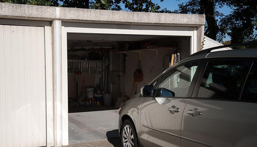 Guter Schutz f&uuml;rs Auto: Klar, das bietet eine Garage - f&uuml;r den Fall der F&auml;lle ist zudem auch ein passender Versicherungsschutz wichtig, der bestenfalls nicht unn&ouml;tig teuer sein sollte.