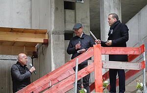 Architekt Michael Frey (von links) mit Geschäftsführer Stephan Müller und Gemü-Chef Gert Müller. Architekt Michael Frey (von links) mit Geschäftsführer Stephan Müller und Gemü-Chef Gert Müller.