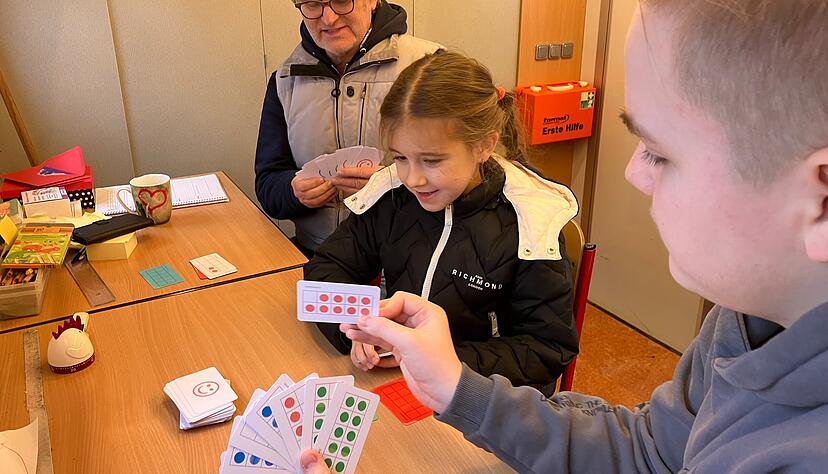 Deutsch lernen und Rechnen mit einem Spiel: Die Schule für Circuskinder ist beim Weihnachtszirkus in Heilbronn mit dabei. Dort kümmert sich Ulrich Siering um Joyce aus der ersten Klasse und und den 14 Jahre alten Shon. Deutsch lernen und Rechnen mit einem Spiel: Die Schule für Circuskinder ist beim Weihnachtszirkus in Heilbronn mit dabei. Dort kümmert sich Ulrich Siering um Joyce aus der ersten Klasse und und den 14 Jahre alten Shon.