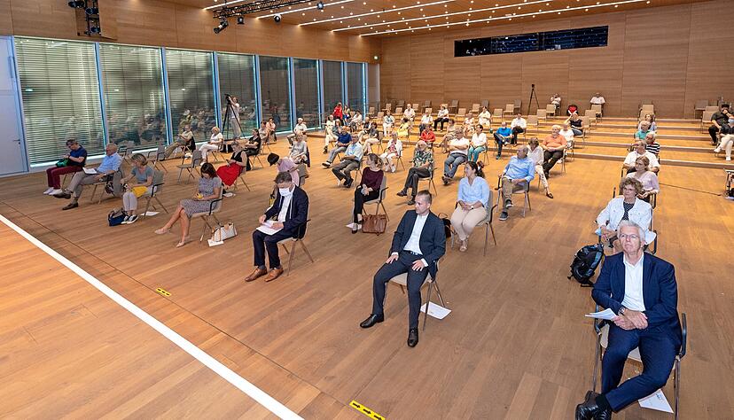 In Corona-Zeiten sitzen die Besucher der Bürger-Uni in der Aula des Bildungscampus Heilbronn mit gebührendem Abstand zueinander. Fotos: Mario Berger In Corona-Zeiten sitzen die Besucher der Bürger-Uni in der Aula des Bildungscampus Heilbronn mit gebührendem Abstand zueinander. Fotos: Mario Berger