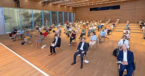 In Corona-Zeiten sitzen die Besucher der Bürger-Uni in der Aula des Bildungscampus Heilbronn mit gebührendem Abstand zueinander. Fotos: Mario Berger In Corona-Zeiten sitzen die Besucher der Bürger-Uni in der Aula des Bildungscampus Heilbronn mit gebührendem Abstand zueinander. Fotos: Mario Berger
