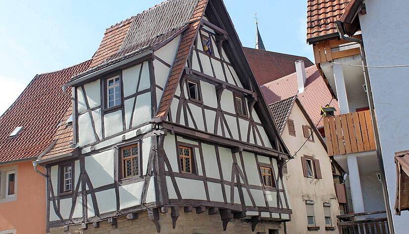 Windschief, uralt, faszinierend: Das Haus in der Steingasse 4 ist nach wissenschaftlichen Untersuchungen 1457 erbaut worden.