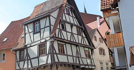 Windschief, uralt, faszinierend: Das Haus in der Steingasse 4 ist nach wissenschaftlichen Untersuchungen 1457 erbaut worden.