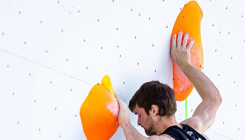 Jan Hojer beim Bouldern, einer von drei Disziplinen im Olympic Combined-Wettbewerb. Foto: dpa Jan Hojer beim Bouldern, einer von drei Disziplinen im Olympic Combined-Wettbewerb. Foto: dpa