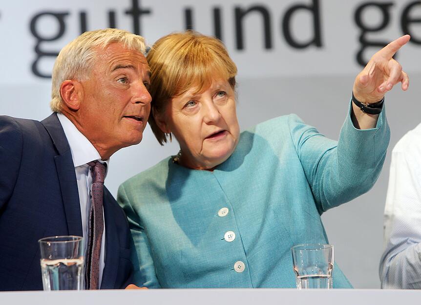 Angela Merkel und Thomas Strobl, Vorsitzender der Südwest-CDU, tauschen sich während der Kundgebung aus. Aufnahme aus dem Jahr 2017.