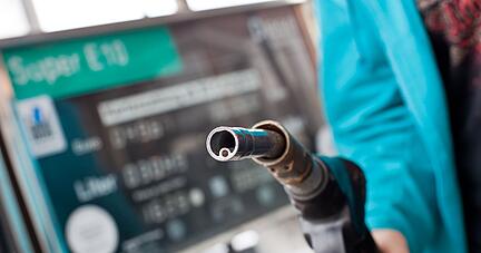 Wer auf eine effektive Fahrweise achtet, muss den Wagen unterm Strich seltener auftanken. Wer auf eine effektive Fahrweise achtet, muss den Wagen unterm Strich seltener auftanken.