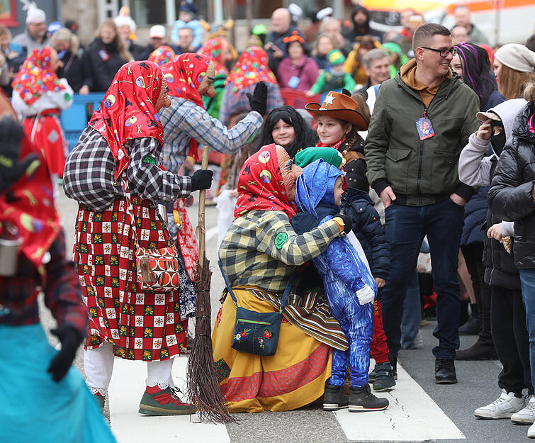 Buntes Treiben in Bad Rappenau: So feiern Besucher und Einheimische den Faschingsumzug