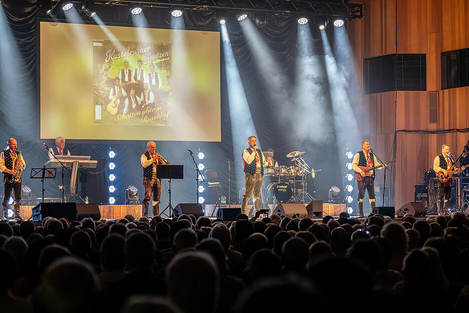 Die Kastelruther Spatzen begeistern bei ihrem Konzert mit volkst&uuml;mlicher Schlagermusik und emotionalen Momenten.