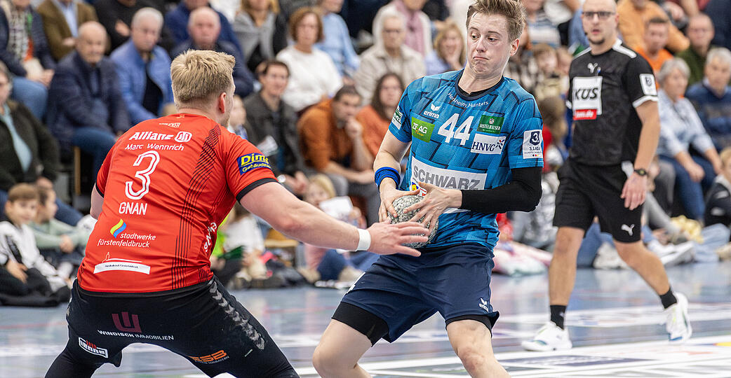 Yannik Starz vom TSB Horkheim (blaues Dress) war mit acht Toren gegen den TuS Fürstenfeldbruck der erfolgreichste Werfer. Vier Treffer resultierten aus verwandelten Siebenmetern.