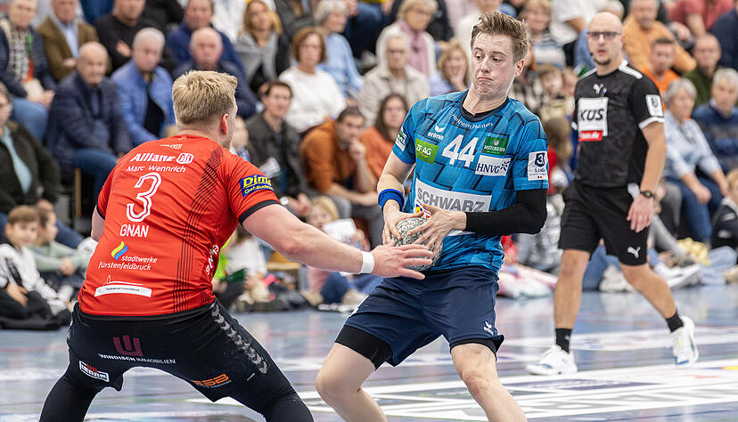 Yannik Starz vom TSB Horkheim (blaues Dress) war mit acht Toren gegen den TuS Fürstenfeldbruck der erfolgreichste Werfer. Vier Treffer resultierten aus verwandelten Siebenmetern.