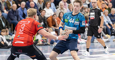 Yannik Starz vom TSB Horkheim (blaues Dress) war mit acht Toren gegen den TuS F&uuml;rstenfeldbruck der erfolgreichste Werfer. Vier Treffer resultierten aus verwandelten Siebenmetern.