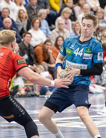 Yannik Starz vom TSB Horkheim (blaues Dress) war mit acht Toren gegen den TuS Fürstenfeldbruck der erfolgreichste Werfer. Vier Treffer resultierten aus verwandelten Siebenmetern.