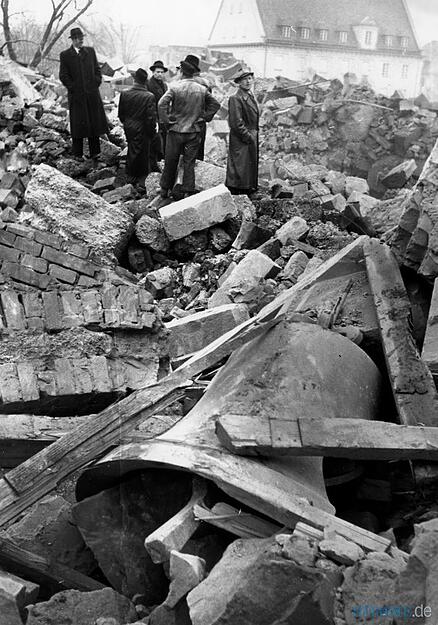 "Erstbesteigung" des Trümmerbergs am Tag der Sprengung. Unter den Überresten des Glockenstuhls findet sich eine bis dahin unbekannte, geborstene Glocke.
