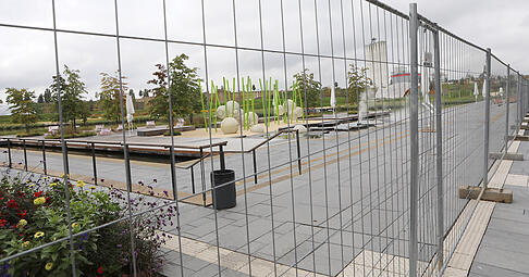 Der Bauzaun entlang des Floßhafens ist am Tag danach bereits aufgebaut. Das gesamte Ausstellungsgelände ist mindestens bis zum Jahresende abgesperrt und darf nicht mehr betreten werden.