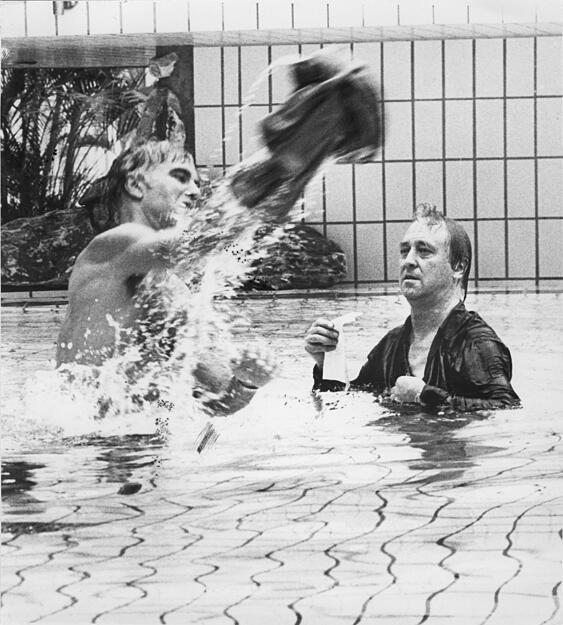 Dr. Erhard Klotz (links) und Aquatoll-Architekt Ulrich Bechler gehen baden. Aufnahme von September 1990.