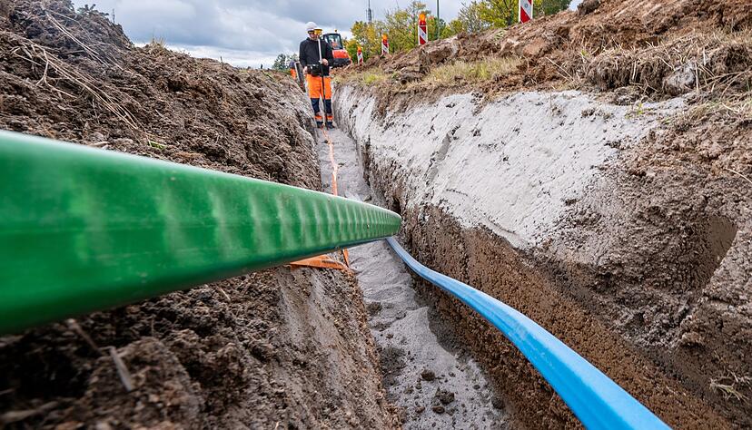 Glasfaserkabel werden in die Erde verlegt.