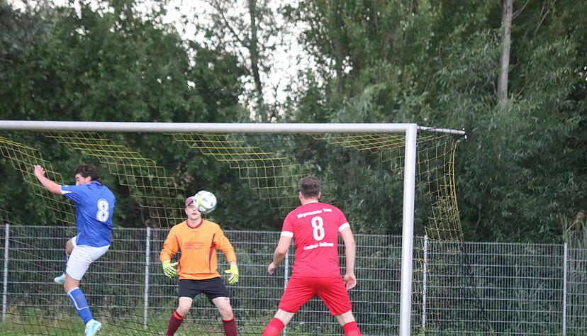 Dicke Luft vor dem Tor der Heilbronner Stimme. Torhüter Levin Menger klärt schließlich die Situation. Dicke Luft vor dem Tor der Heilbronner Stimme. Torhüter Levin Menger klärt schließlich die Situation.