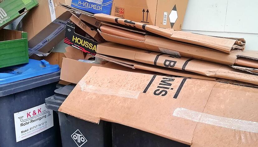 Natürlich ist es heute viel komfortabler, Papier und Pappe über die blaue Tonne zu entsorgen, doch damit geht auch ein Stück Gemeinschaft und Engagement verloren, meint unser Autor. Natürlich ist es heute viel komfortabler, Papier und Pappe über die blaue Tonne zu entsorgen, doch damit geht auch ein Stück Gemeinschaft und Engagement verloren, meint unser Autor.