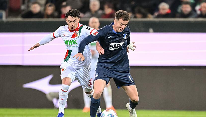 Waren Teil eines teils wilden Spiels: Augsburgs Fabien Rieder (links) und Fisnik Asllani von Hoffenheim.