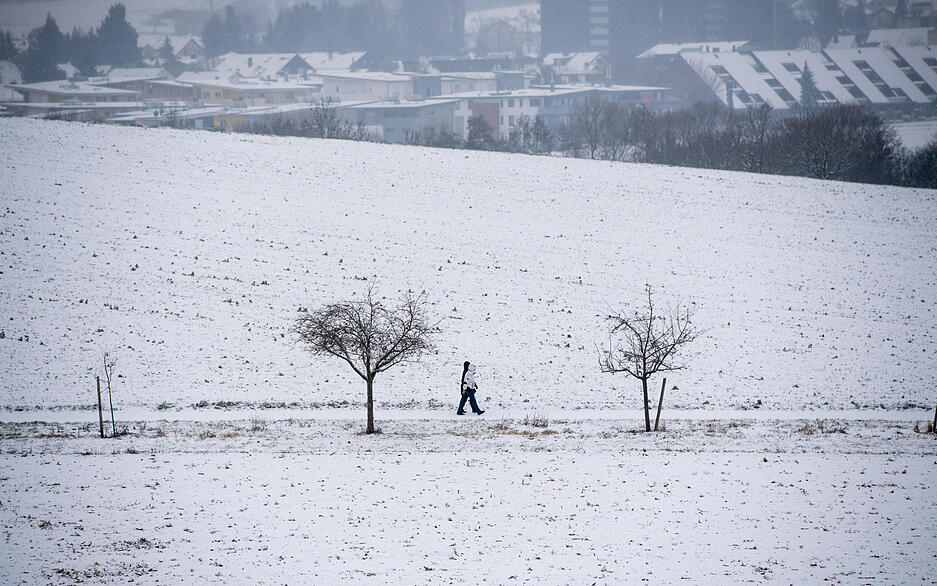 Der erste Schnee in diesem Winter hat die Landschaft bei Sontheim in ein winterliches Kleid gehüllt.