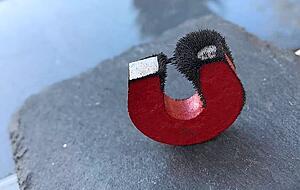 Dieses Foto stellte Anwohner Dirk Wichmann ins Internet, wo es viel Erstaunen ausl&ouml;ste. Mit einem Magnet hatte er auf seiner Terrasse Metallpartikel aufgesammelt.