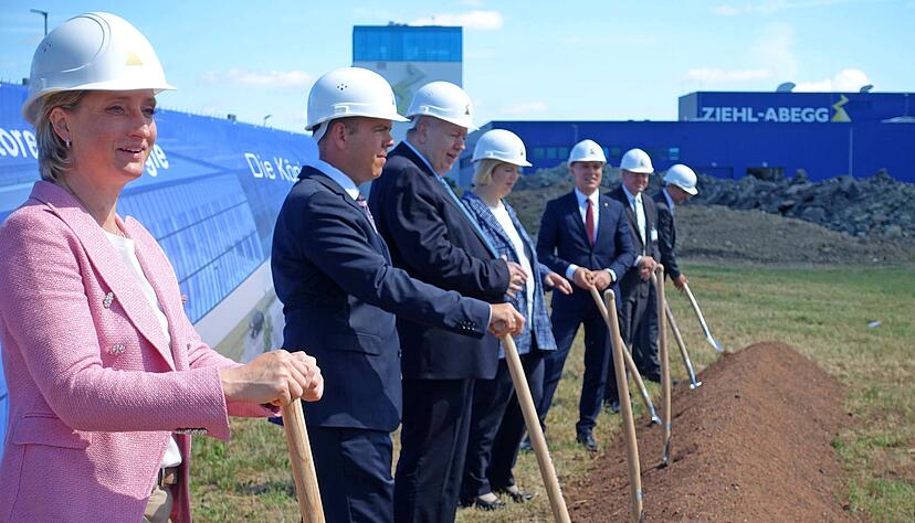 Wirtschaftsministerin Nicole Hoffmeister-Kraut (links) wartet mit Gesellschaftern und Vorstandsmitgliedern auf den Spatenstich f&uuml;r den Erweiterungsbau.