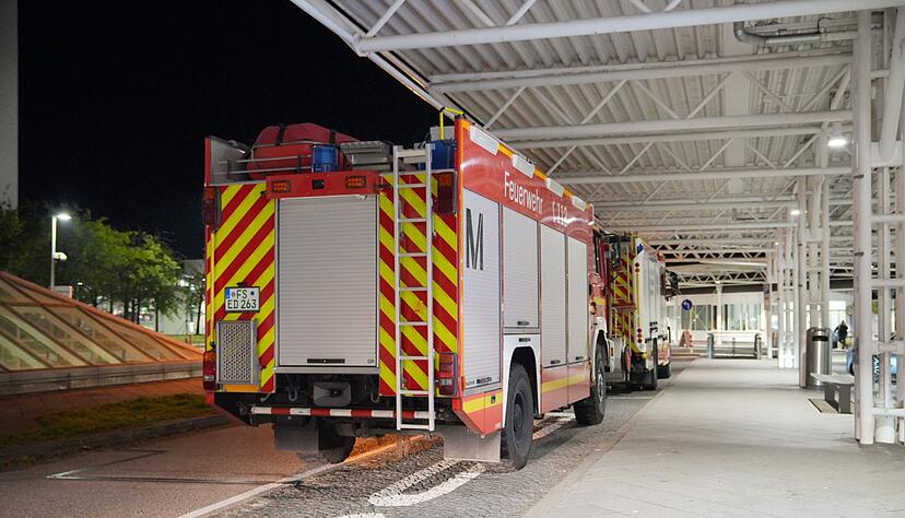 Auch die Feuerwehr ist am Flughafen im Einsatz.