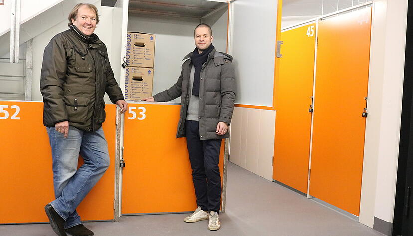 Im neuen Wunschlager: Stefan L&ouml;w (links) und Peter Zabka vor einer ein Kubikmeter gro&szlig;en Lagerbox. Foto: Thomas Zimmermann