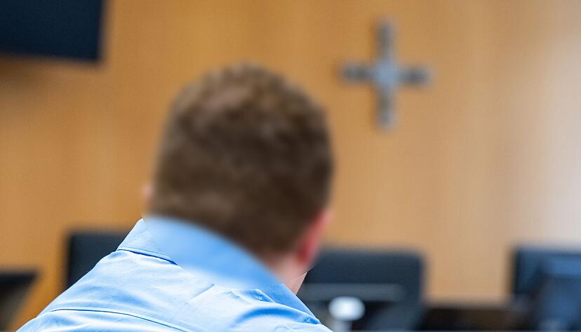 Mit Desinfektionsmittel als Brandbeschleuniger zündete ein 33-Jähriger in Landshut nach Überzeugung der Richter die Haare seiner pflegebedürftigen Großmutter an. Die Seniorin erlag knapp vier Wochen nach der Tat ihren Verletzungen. Jetzt ist der Mann verurteilt worden. Mit Desinfektionsmittel als Brandbeschleuniger zündete ein 33-Jähriger in Landshut nach Überzeugung der Richter die Haare seiner pflegebedürftigen Großmutter an. Die Seniorin erlag knapp vier Wochen nach der Tat ihren Verletzungen. Jetzt ist der Mann verurteilt worden.