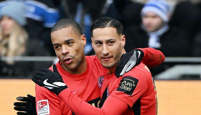 Younes Ebnoutalib (r) bestrafte einen Patzer der KSC-Defensive.