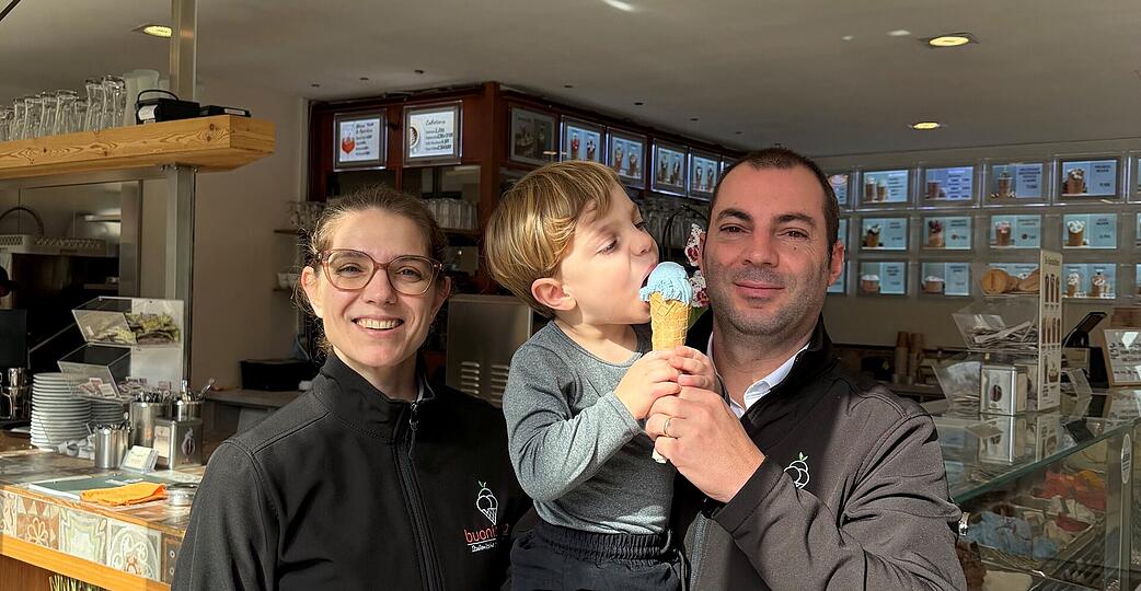 Das Eiscaf&eacute; Buonissimo mit Betreiber Jackson Carrer in der S&uuml;lmer City in Heilbronn erwartet bereits G&auml;ste.