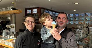 Das Eiscaf&eacute; Buonissimo mit Betreiber Jackson Carrer in der S&uuml;lmer City in Heilbronn erwartet bereits G&auml;ste.