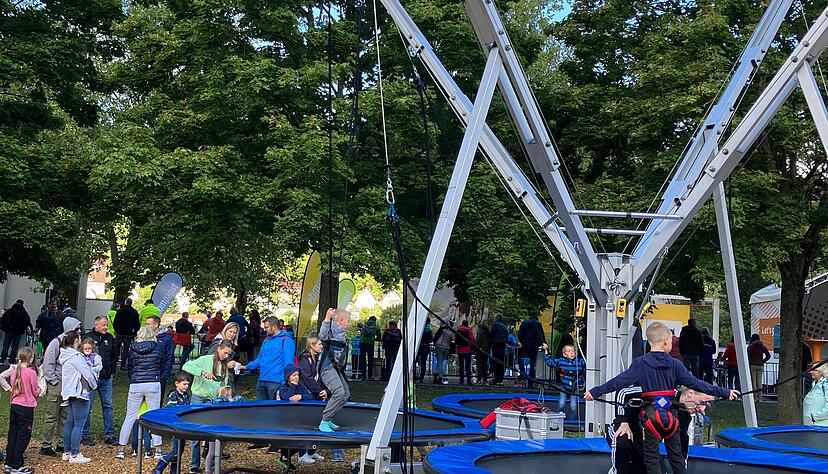Bungee, Kletterwand, Rundenlauf: Im Rahmenprogramm ist für die Familien an allen beiden Veranstaltungstagen auch abseits der Laufstrecken viel geboten.