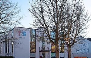 Das Hofwiesenzentrum der TSG Heilbronn in Sontheim. Hier schlägt das Herz des größten Sportvereins der Stadt. Derzeit läuft am Standort der Anbau an der Medizinischen Trainingstherapie.
Fotos: Andreas Veigel/Achim Gehring Das Hofwiesenzentrum der TSG Heilbronn in Sontheim. Hier schlägt das Herz des größten Sportvereins der Stadt. Derzeit läuft am Standort der Anbau an der Medizinischen Trainingstherapie.
Fotos: Andreas Veigel/Achim Gehring
