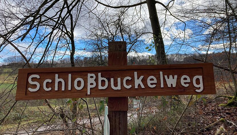 Vom Scheppacher Schloss ist heute kaum noch etwas übrig, der Name "Schloßbuckelweg" gibt aber einen Hinweis auf die Vergangenheit von Hohenacker. Vom Scheppacher Schloss ist heute kaum noch etwas übrig, der Name "Schloßbuckelweg" gibt aber einen Hinweis auf die Vergangenheit von Hohenacker.
