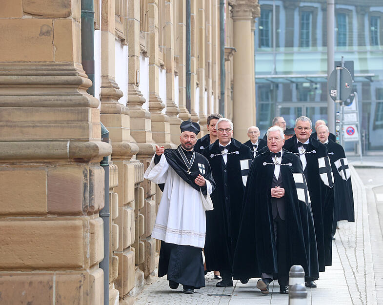 Die Deutschordensgemeinde feiert 2025 ihr Festjahr "800 Jahre Deutscher Orden in Heilbronn".  Am Sonntagvormittag zelebriert im Deutschordensmünster St. Peter und Paul der Hochmeister und Generalabt des Deutschen Ordens Frank Bayard ein Pontifikalamt.