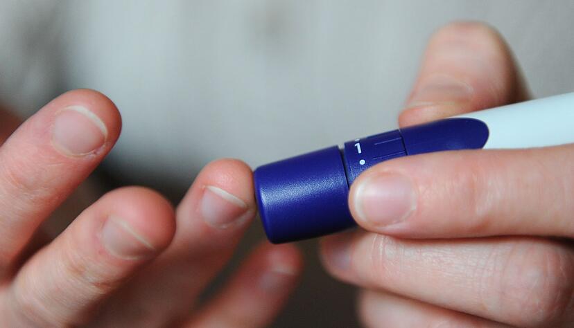Wie steht es um den Blutzucker? Der Piks in den Fingern geh&ouml;rt f&uuml;r viele Diabetiker zum Alltag, um Entgleisungen rasch zu erkennen und Insulin richtig dosieren zu k&ouml;nnen.