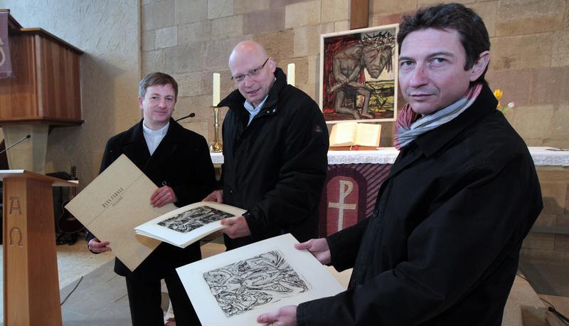 Bürgermeister Alexander Krüger, die Pfarrer Markus Schanz und Michael Donnerbauer (von rechts) mit den Lichtdrucken von 1946. Über dem St. Veit-Altar das Motiv "Dornengekrönter" von 1952 aus der Fähnle-Galerie Überlingen.
Fotos: Guido Sawatzki