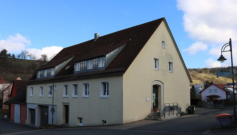 Düstere Stimmung unter blauem Himmel: Einige Mütter im Eberstaler Kindergarten "Schatztruhe" beschweren sich über die Betreuung. Eine Mutter hat einen Anwalt eingeschaltet. Düstere Stimmung unter blauem Himmel: Einige Mütter im Eberstaler Kindergarten "Schatztruhe" beschweren sich über die Betreuung. Eine Mutter hat einen Anwalt eingeschaltet.