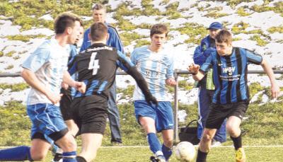 Der TSV Hohebach holte sich gegen den SV Sindelbachtal einem 3:2-Sieg. Holger Ehmann (Mitte) setzt sich gegen mehrere Sindelbachtaler durch.Foto: Kurt Gesper