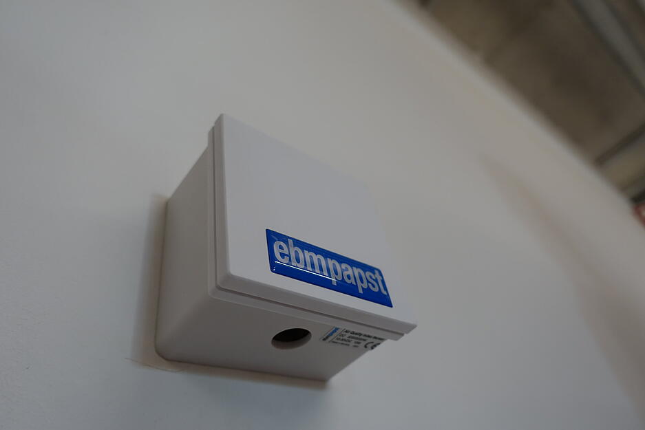 Der kleine "Denkzwerg", wie Planer Christoph Hornek ihn nennt: Der Sensor, der zahlreiche Parameter der Atemluft fortlaufend &uuml;berpr&uuml;ft.