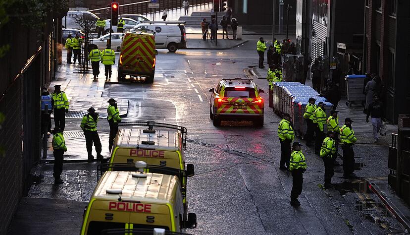 Polizisten s&auml;umten die Stra&szlig;en in der N&auml;he des Gerichts.