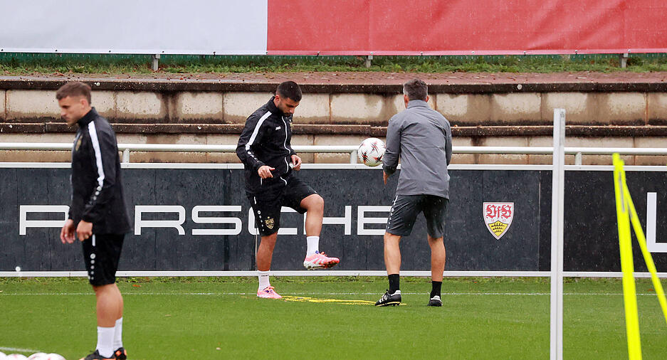 Der verletzte Stürmer Deniz Undav trainierte beim VfB Stuttgart individuell. Ein Comeback ist zeitnah wohl möglich.