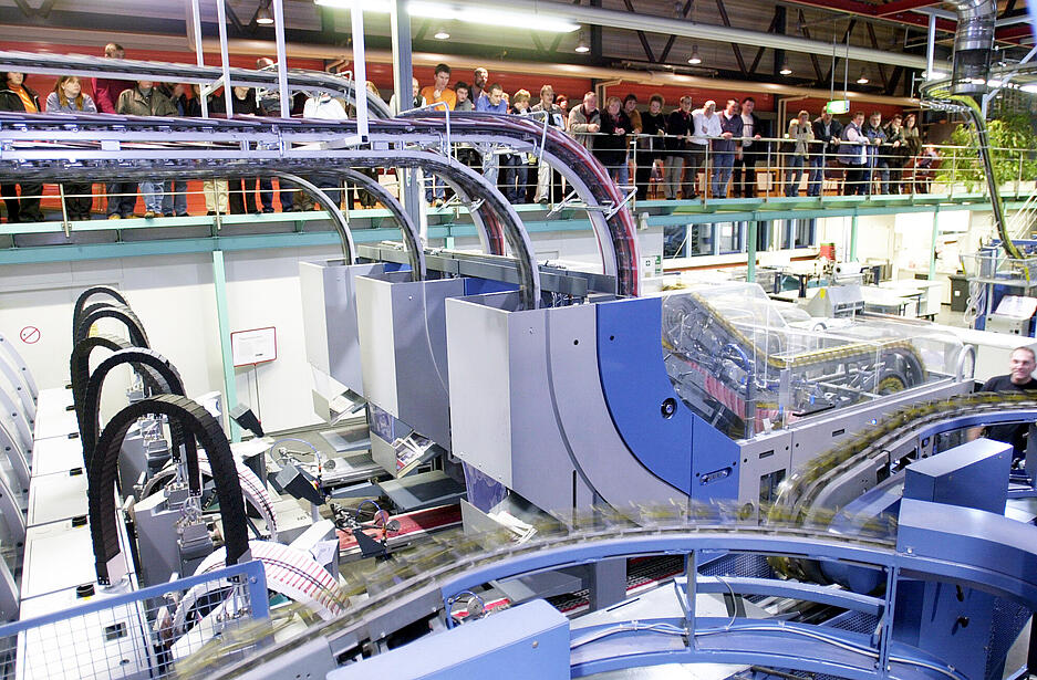 Eltern von Sch&uuml;lern, die am Projekt "Zisch - Zeitung in der Schule" teilnehmen, wollen live sehen, wie die Zeitung entsteht. Aufnahme aus dem Jahr 2003.