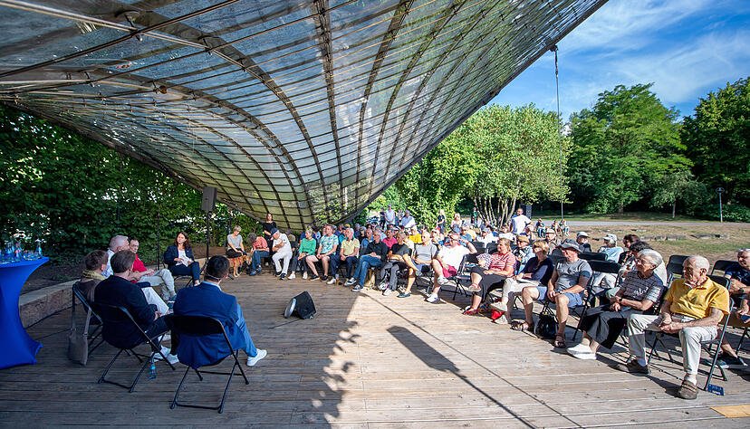 Rund 80 Zuhörer kamen zum Forum der Heilbronner Stimme auf der Freilichtbühne im Wertwiesenpark. Im Fokus stand die Frage, was die rasante Entwicklung der Stadt für die Bürger bedeutet.
