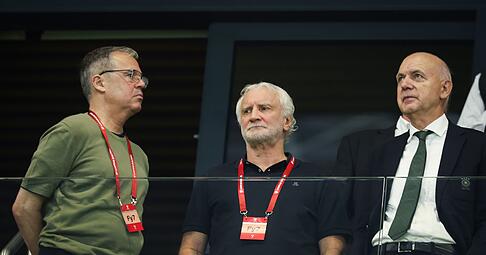 Verspricht einen anderen Auftritt im nächsten Spiel: DFB-Geschäftsführer Andreas Rettig (l).