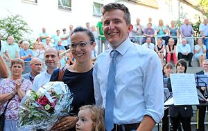 Stefan Neumann strahlt im Beisein seiner Frau Nina sowie Tochter Frieda. Zahlreiche Bürger, Stadt- und Kreisräte sind unter den Gratulanten im Innenhof des Rathauses. Die Stadtkapelle Künzelsau spielt für ihren Bürgermeister auf.
Fotos: Tamara Ludwig Stefan Neumann strahlt im Beisein seiner Frau Nina sowie Tochter Frieda. Zahlreiche Bürger, Stadt- und Kreisräte sind unter den Gratulanten im Innenhof des Rathauses. Die Stadtkapelle Künzelsau spielt für ihren Bürgermeister auf.
Fotos: Tamara Ludwig