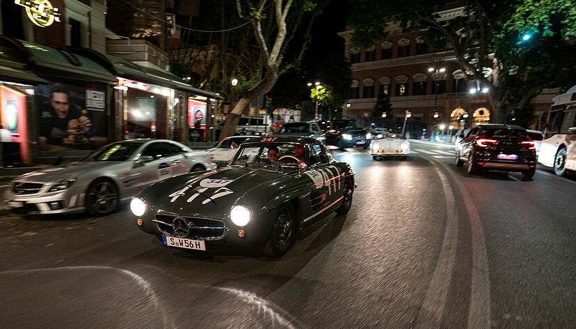 Nachtschicht mit Gänsehaut: Am Steuer eines Flügeltürers die Emotionen der Mille Miglia zu erleben, beschert besondere Erinnerungen.